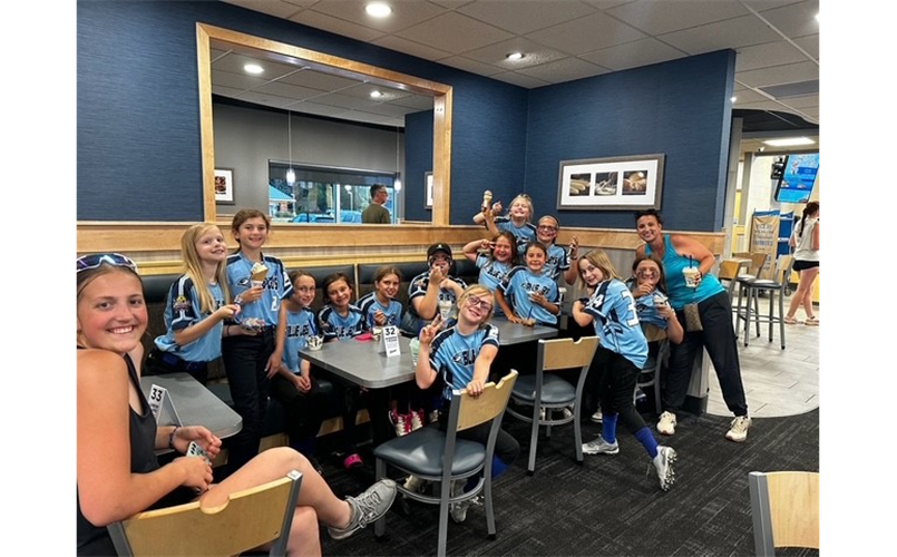 10U Softball celebrating a GREAT season!
